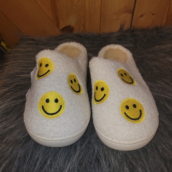 Yellow Smiley Face Slippers Womens Size 7-8 Nwt - Picture 1 of 4